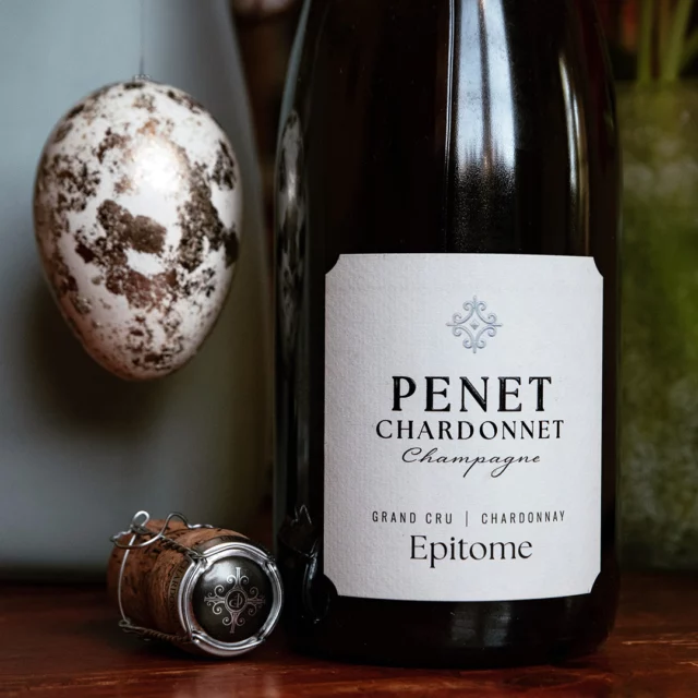Epitome is the recently released successor to Champagne Penet Chardonnet's Cuvée Terroir & Sens. A Blanc de Blancs from the Grand Cru Verzy in the Montagne de Reims: unusual and impressive. I first met the producer at Wine Paris and was very pleased. There will be a detailed feature about Penet Chardonnay on Sur-la-pointe in May. The focus will be on the magnificent Cuvées Parcellaires. Happy Easter! 🐣🥂
#champagne #champagner #champagnelover #champagnelovers #growerchampagne #montagnedereims #blancdeblancs #verzy #verzygrandcru #penetchardonnet #penetchardonnetchampagne #champagnepenetchardonnet