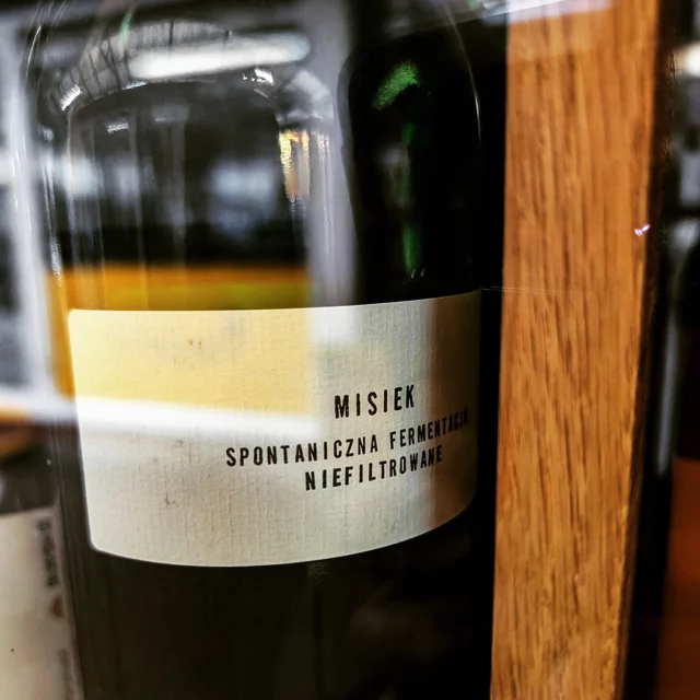 Wild wines and stylish cuisine: Krakow is a gourmet hotspot. Krzysztof Wás, Chef de cuisine at Restaurant Copernicus, has learnt under Thomas Bühner and Norbert Niederkofler, among others, and serves Nowa Polska kuchnia of international caliber. The wine list is Italian-inspired and impressive. Polish wines can be found in Krakow at Kawa i Vino in the covered farmers' market Rynek Kleparsky. 🔥🔥🔥
#krakow #kraków #polishwine #polishwines #restaurantcopernicus
