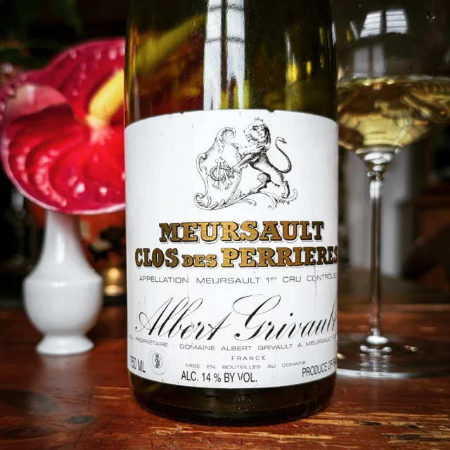 I must admit that, apart from champagne, great white Burgundies are right up my alley! Last week, I really hit the jackpot. The parcel Clos des Perrieres is the heart of the undisputed best vineyard in Meursault and is solely owned by Domaine Albert Grivault. 2010 was not only a spectacular year for Chardonnay in Burgundy – it was also a moment of glory for the winery, not least in terms of critical acclaim. Expectations were high – and they were fully met. Timeless in traditional style, i.e. not very reductive, but with noticeable oak, creamy, powerful and complex, with the bright acidity of the vintage. Will keep for decades with proper storage, but unfortunately this was my only bottle. 🚿
#chardonnay #whiteburgundy #bourgogneblanc #meursault #meursaultperrieres #meursaultperrières #premiercru #meursault1ercru #closdesperrières #albertgrivault #domainealbertgrivault