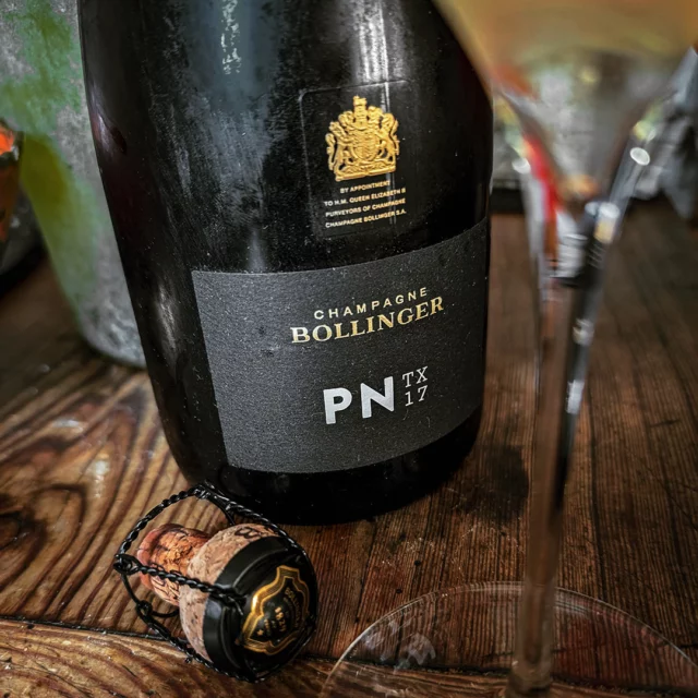 Not a champagne for beginners. This was my third encounter with Champagne Bollinger's PNTx17. The first time was at the Maison in Aӱ for the launch of the cuvée. Back then, it was still very young and not easy to understand. Then I tried it as a magnum at Grill Royal in Berlin, where it was perfectly on point and spectacularly good. Now privately on 1 May: powerful texture, but very acidic and almost a little austere in aroma. Not really suitable as an aperitif and should be served with a meal. Let's see how the fourth bottle turns out. 🥂
#champagne #champagnelovers #champagnebollinger #blancdenoirs #bollingerpn #bollingerpntx17