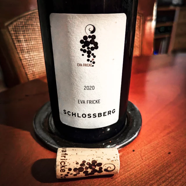 There are only a few wineries whose signature wine is semi-dry. This goes very well with Eva Fricke's Lorcher Schlossberg from the Rheingau. More delicate than powerful, mineral and very drinkable.
#germanwine #germanwines #deutscherwein #riesling #rieslinglover #rieslingwine #rheingau #rheingauwein #rheingauriesling #lorch #lorcherschlossberg #evafricke