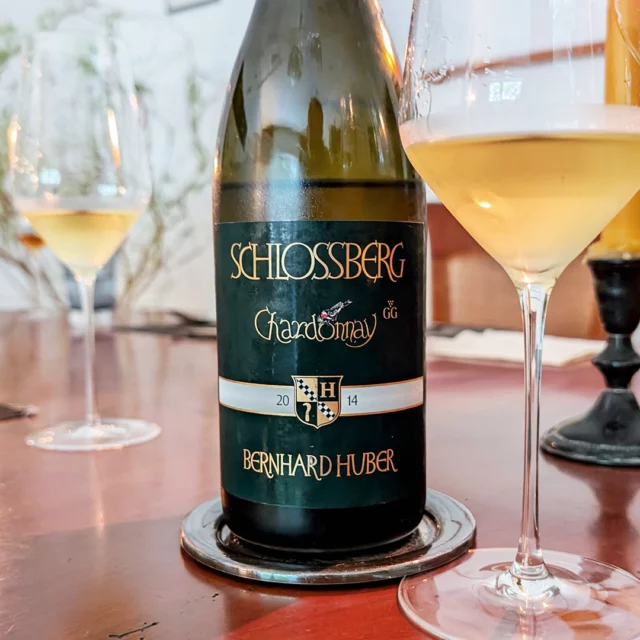 The best German Chardonnay? For years, this title was held by the Schlossberg GG from Weingut Bernhard Huber without much debate. Today, the small top league has fortunately grown broader. The 2014 Schlossberg is still enormously youthful and crisp, although the reduction is still (too?) present. What do you think is the best Chardonnay in Germany today?
#baden #bernhardhuber #vdp #chardonnay #huberschlossbergchardonnay #hecklingerschlossberg #deutscherchardonnay