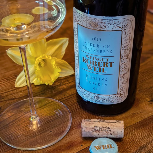 A great classic from the Rheingau: Kiedricher Gräfenberg Großes Gewächs from the Wilhelm Weil winery. Contrary to what some critics had predicted, the 2015 vintage has coped admirably with the challenges of the year. The pronounced phenolic notes that were initially criticized now lend the wine remarkable freshness. In any case, the wine is currently in excellent form!
#germanwine #germanwines #riesling #rieslinglover #rieslingwine #rheingauwein #rheingauriesling #kiedrich #kiedrichergräfenberg #robertweil #vdp #grossesgewaechs