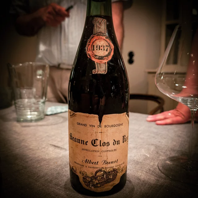 Albert Brénot from Savigny-Les-Beaune is one of the oldest Burgundian négociants still in existence today. Between the wars, however, it was much more important than it is today. This Beaune Le Roy (now a Premier Cru) was bottled by the Zurich Grand Hotel Baur Au Lac, which is interestingly only visible on the capsule. 1937 was the best vintage of the decade in Burgundy, Broadbent gives it *****. And the wine was indeed in fantastic shape, with a completely intact structure and a hint of final fruit sweetness. A small residue in the bottle still stood like an A in the glass the next day. Breathtaking! 🍷
#burgundy #burgundywine #bourgogne #bourgognerouge #bourgognewine #bourgognepremiercru #oldburgundy #oldburgundywines #beaunepremiercru #albertbrenot