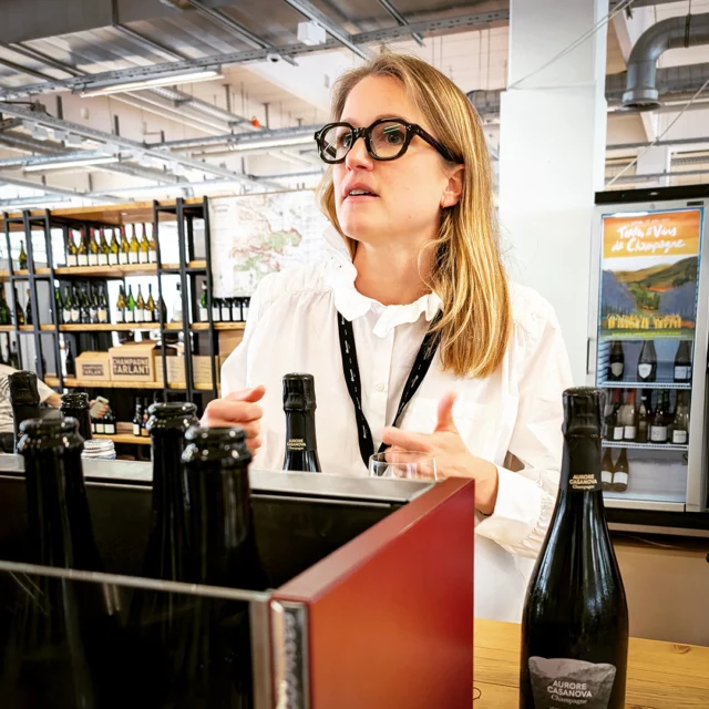 My “Coup de Cœur” for the biggest surprise at the fair and one of the best champagnes in show of “One hundred percent Champagne” by Meininger Verlag in Munich goes to Aurore Casanova and her single-vineyard cuvée Le Mesnil-sur-Oger Grand Cru Chardonnay “Malo” Extra-Brut. The company of the former ballerina, who gave up her dancing career in favor of champagne, was only founded in 2013 in Mardeuil near Épernay, but she has already wowed the experts with her collection. 🥂
#champagne #champagner #champagnelover #champagnelovers #100ProzentChampagne #MeiningerEvents #growerchampagne #aurorecasanova #lemesnilsuroger