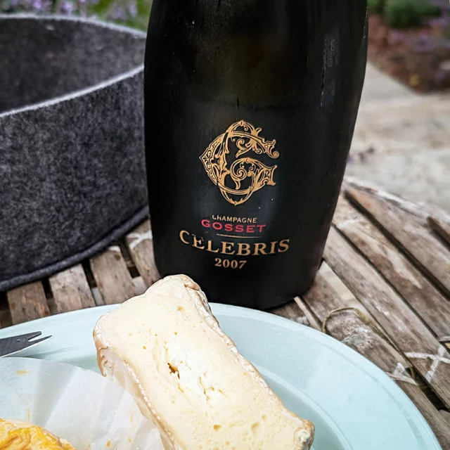 A Chaource almost always goes well with champagne. Definitely with Gosset Celebris 2007, because the Maison produces very vinous, complex champagnes that always have a very fresh acidity due to the blocking of malolactic fermentation and cut through fat cheese as if with a laser sword. 🥂  #champagne #champagner #champagnelover #champagnelovers #champagnegosset #gosset #gossetchampagne #gossetcelebris