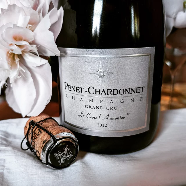 Champagne Penet-Chardonnet produces an impressive range of single-vineyard champagnes from Verzy and Verzenay in the northern Montagne de Reims. ‘La Croix L'Aumonier’ is aged in wood and is one of the most powerful in his collection – the 2012 vintage is currently in great shape. My portrait of the winery is now online at sur-la-pointe in German and English. 🍾
#champagne #champagner #champagnelover #champagnelovers #growerchampagne #montagnedereims #blancdeblancs #verzy #verzygrandcru #penetchardonnet #penetchardonnetchampagne #champagnepenetchardonnet
