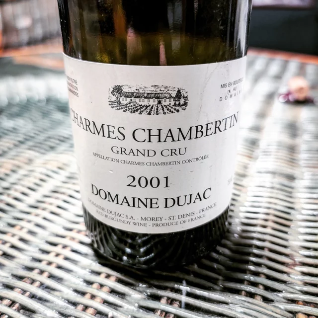 Domaine Dujac owns just 0.7 hectares in the Charmes-Chambertin Grand Cru. Nevertheless, its wine is a cuvée from two very different types of soil: In the east, white Comblachien limestone, while in the west it is reddish-brown, with limestone sprinkles. Perhaps this is the reason for the balance of extremes in the 2001 vintage: plenty of power and density on the one hand, but also fine elegance and silky texture on the other. Impressive. 🍷
#burgundy #burgundywine #bourgogne #bourgognerouge #pinotnoir #bourgognewine #grandcru #bourgognegrandcru #burgundygrandcru #charmeschambertin #charmeschambertingrandcru #domainedujac