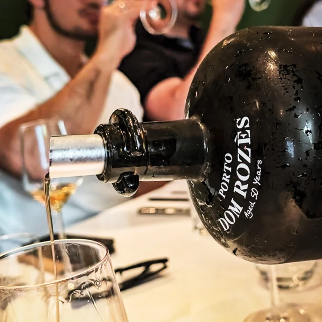 This week, António Saraiva, cellar master and CEO of the Rozès port wine house and the Terras do Grifo winery, was a guest in Berlin at the invitation of Vranken-Pommery Germany. During an excellent lunch at the restaurant anabelas Kitchen, he showed us the current range of wines from the Douro: from bone-dry, dense white wines to the 50-year-old Tawny Port Dom Rozès. Sur-la-pointe will report in more detail shortly. 🍷
#rozès #douro #dourovalley #vinhodoporto #porto #vinhosdeportugal #portwine #domrozès #vrankenpommery