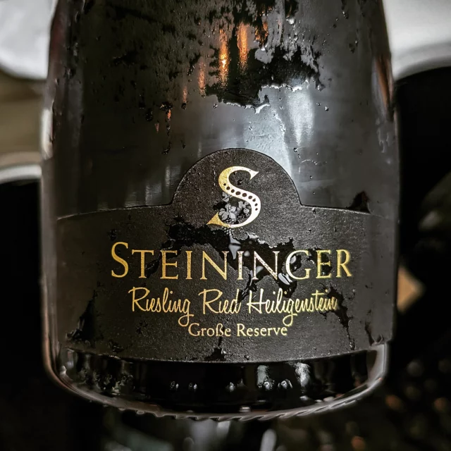 A Riesling sparkler was the big surprise for me at the presentation of the 2025 Lower Austrian regional winners at the Austrian Embassy in Berlin. (As a reminder, Lower Austria/Niederösterreich encompasses no less than the wine-growing regions of Wachau, Kamptal, Thermenregion, Carnuntum, Weinviertel, Traisental, Kremstal, and Wagram).
But the 2019 Grande Reserve from the Ried Heiligenstein in Langenlois, produced by the Steininger winery, avoids overly direct fruit aromas and distracting petrol notes. Fermented in acacia wood, left on the lees for eight months before bottle fermentation and disgorged with little dosage in November 2024, this is a substantial yet elegant sparkling wine of international caliber. 🥂
#austriawine #weinniederösterreich #BotschaftÖsterreich #LandessiegerNiederösterreich #Langenlois #Kamptal #Rieslingsekt #weingutsteininger